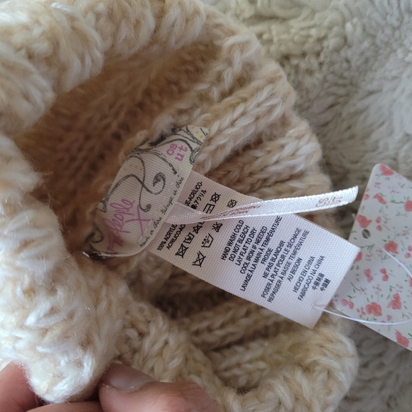 🍒NWT🍒 FREE PEOPLE CABLE KNIT BEANIE - Picture 8 of 8
